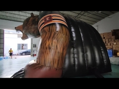 Grande tunnel gonfiabile a forma di casco per l'ingresso alla partita di football con la mascotte